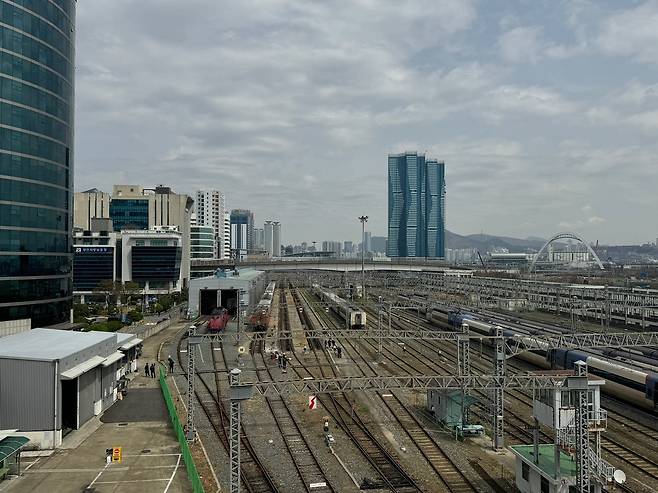 부산시 중구 중앙동에 위치한 부산역 조차장에서 바라본 경부선 철도지하화 통합개발 대상 부지 모습 신혜원 기자