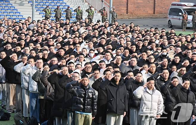 충남 논산에 위치한 육군훈련소에서 열린 2025년 첫 현역병 입영행사에서 입영장정들이 경례하고 있다.(육군 제공) 2025.1.6/뉴스1
