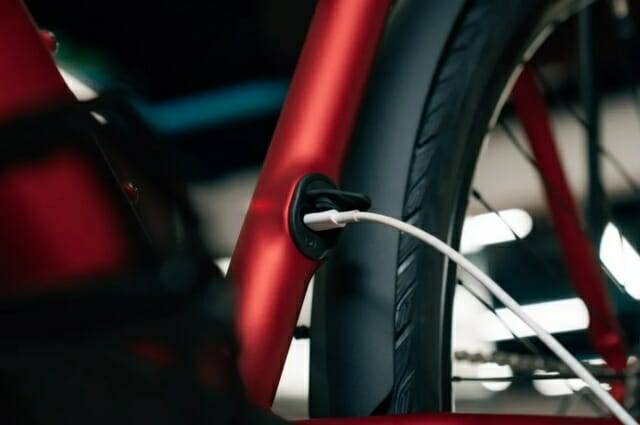 전용 충전기 필요없이 USB-C로 충전할 수 있는 전기 자전거가 나왔다. (사진=엠플러)