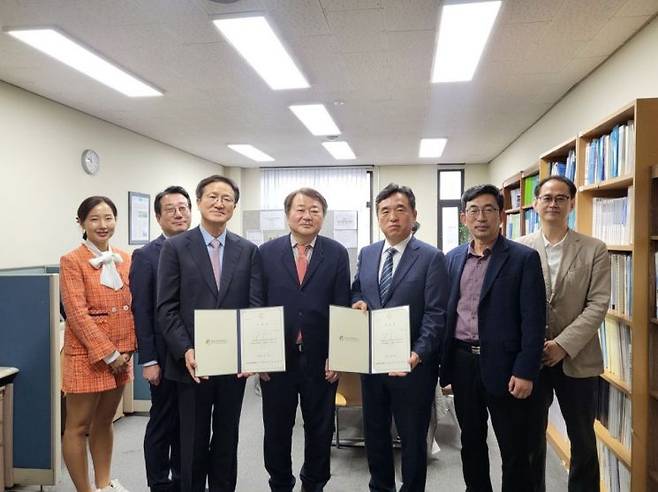 서울시 행정1부시장을 역임하고 성균관대 겸임교수로 재직중인 서정협 전 부시장(오른쪽)이 성균관대 무역연구소 부설 국제개발협력연구센터 공동센터장으로 위촉됐다.
