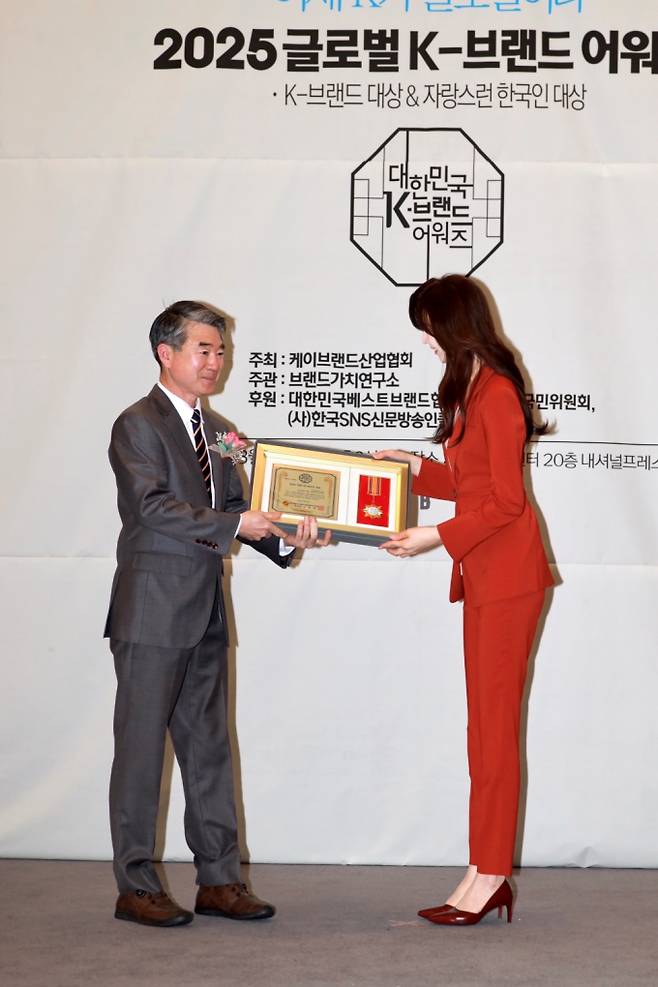 ▲시상자 케이브랜드산업협회 이윤태 이사장과 수상자 미스코리아 출신 온인주 앵커