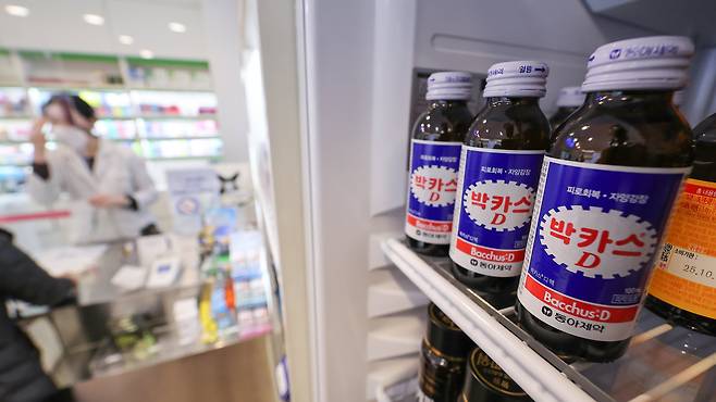 서울 시내 한 약국에 피로회복제 박카스가 진열돼 있다. /연합뉴스