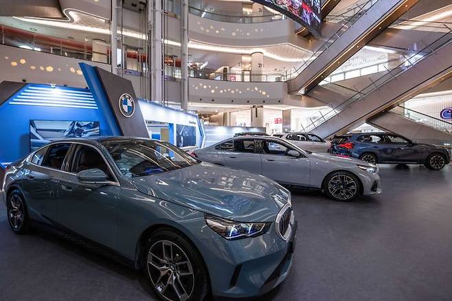 코오롱모터스가 서울 잠실 롯데월드몰 1층 아트리움 광장에서 운영하는 'BMW 아이코닉 라운지'. ⓒ코오롱모터스