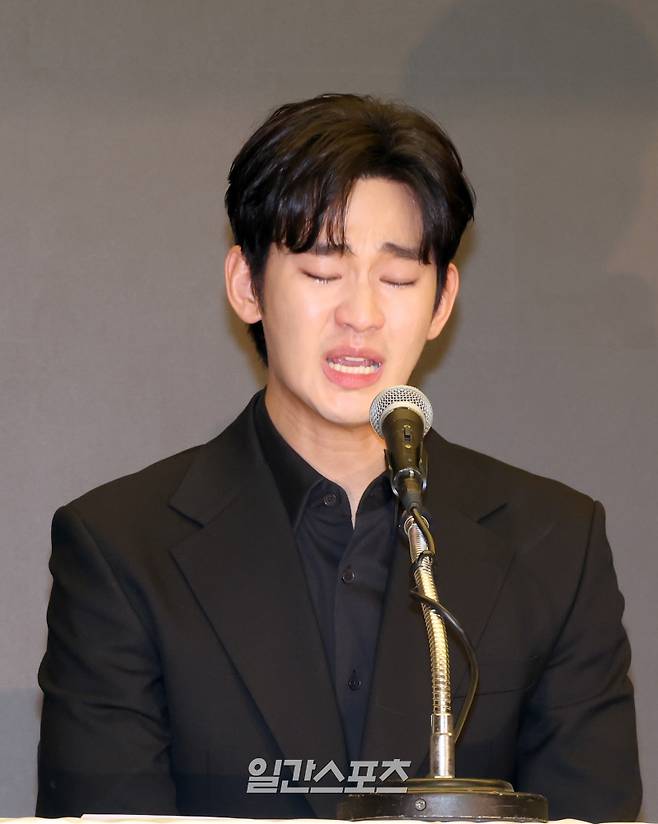 미성년자였던 고(故) 김새론과 교제했다는 의혹을 받고 있는 배우 김수현이 31일 오후 서울 마포구 스탠포드호텔에서 소속사 법률대리인 법무법인 엘케이비앤파트너스 김종복 변호사와 함께 기자회견을 했다 김수현이 자신의 입장을 얘기 하고있다. 정시종 기자 capa@edaily.co.kr /2025.03.31.