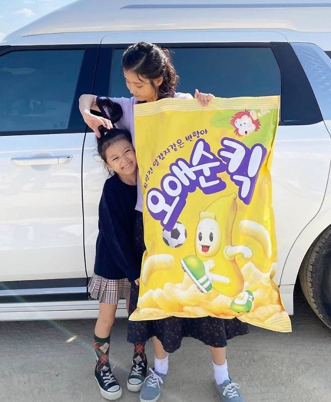 가수 겸 배우 아이유(오른쪽)과 아역 배우 김태연이 초대형 바나나킥을 들고 있다. 온라인 커뮤니티 갈무리
