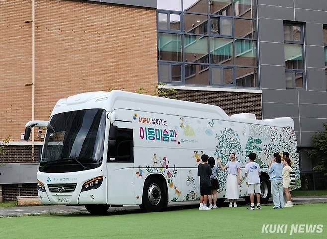 이남근 작가의 ‘서로 공존하는 풀밭’으로 외부를 장식한 아트캔버스(ART-CAN-BUS). 시흥시