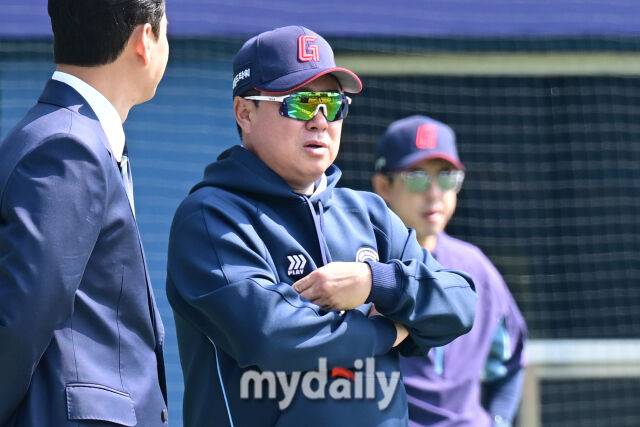 롯데 김태형 감독이 22일 서울 잠실야구장에서 열린 '2025 신한 SOL BANK KBO리그' LG 트윈스와의 개막전 경기 전 선수들의 훈련을 지켜보고 있다./마이데일리
