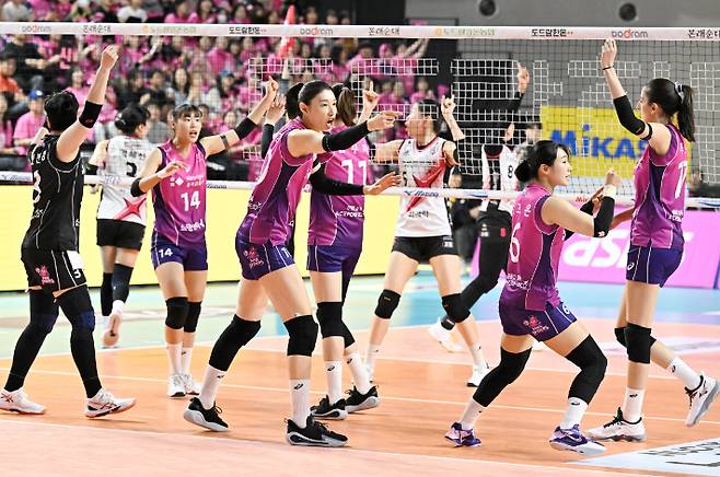 환호하는 흥국생명 선수단. KOVO 제공