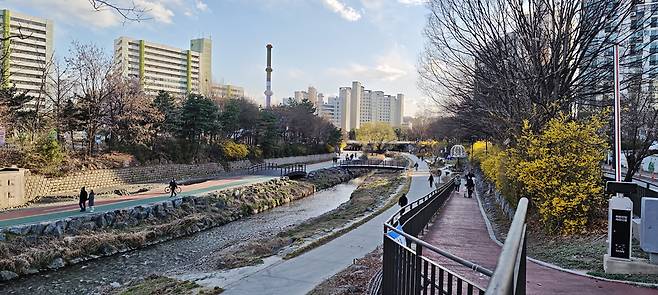 샤오미 15 울트라의 ‘라이카 어센틱’ 모드로 촬영한 풍경 사진. 이동수 기자