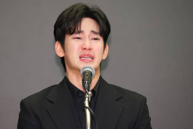 배우 김수현이 지난달 31일 오후 서울 마포구 스탠포트호텔에서 긴급 기자회견을 열고 고(故) 김새론이 미성년자일 때부터 교제했다는 의혹을 비롯한 각종 논란에 대해 입장을 밝히고 있다. 뉴스1