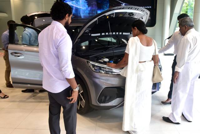 스리랑카 콜롬보에 위치한 중국 전기차 업체 비야디(BYD)의 쇼룸에서 3월 12일 고객들이 자동차를 살펴보고 있다. 신화연합뉴스