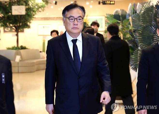 빈소 찾은 정진석 대통령실 비서실장 (부산=연합뉴스) 차근호 기자 = 2일 오후 부산 해운대구 해운대백병원 장례식장에 차려진 장제원 전 국회의원 빈소에 정진석 대통령실 비서실장이 조문을 위해 방문하고 있다. 2025.4.2 ready@yna.co.kr