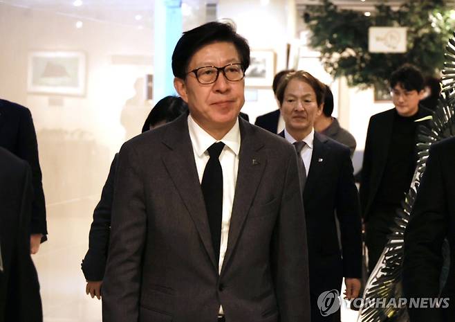 장제원 전 의원 빈소 찾은 박형준 시장 (부산=연합뉴스) 차근호 기자 = 2일 오후 부산 해운대구 해운대백병원 장례식장에 차려진 장제원 전 국회의원 빈소에 박형준 부산시장이 조문하기 위해 들어오고 있다. 2025.4.2 ready@yna.co.kr