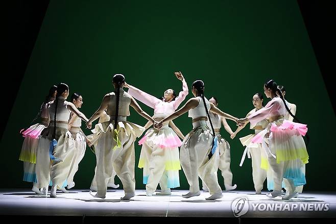 국립무용단 '미인' 프레스콜 (서울=연합뉴스) 류효림 기자 = 2일 서울 중구 국립극장에서 열린 국립무용단 '미인' 프레스콜에서 단원들이 주요 장면을 시연하고 있다. 2025.4.2 ryousanta@yna.co.kr