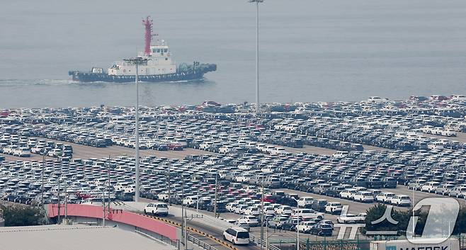 도널드 트럼프 미국 대통령이 예고한 상호 관세 발표가 하루 앞으로 다가온 2일 경기 평택시 포승읍 평택항 자동차전용부두에 수출용 차량들이 세워져 있다. 2025.4.2/뉴스1 ⓒ News1 김영운 기자