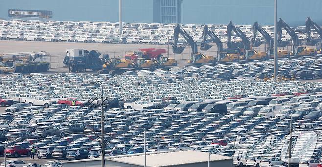 도널드 트럼프 미국 대통령이 예고한 상호 관세 발표가 하루 앞으로 다가온 2일 경기 평택시 포승읍 평택항 자동차전용부두에 수출용 차량들이 세워져 있다. 2025.4.2/뉴스1 ⓒ News1 김영운 기자