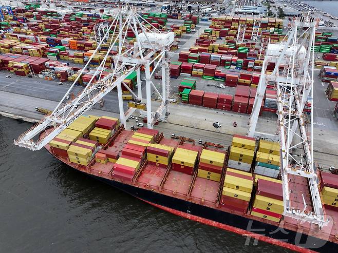 2일(현지시간) 미국 메릴랜드주 볼티모어 항구에서 선박에 컨테이너가 실려있다. ⓒ 로이터=뉴스1