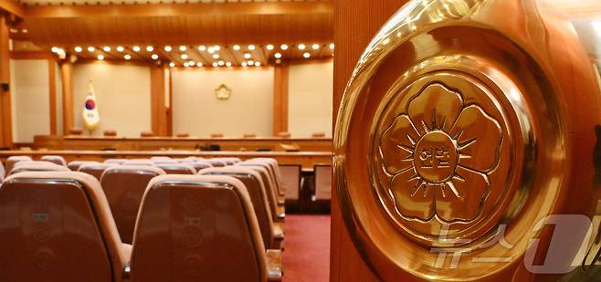 윤석열 대통령에 대한 헌법재판소의 탄핵 심판 선고일을 하루 앞둔 3일 서울 종로구 헌법재판소 대심판정 모습. 2025.4.3/뉴스1 ⓒ News1 사진공동취재단