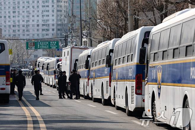 윤석열 대통령 탄핵 심판 선고를 하루 앞둔 3일 서울 종로구 헌법재판소 인근이 경찰 차벽으로 둘러져 있다. 2025.4.3/뉴스1 ⓒ News1 이승배 기자