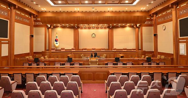 윤석열 대통령에 대한 헌법재판소의 탄핵 심판 선고일을 하루 앞둔 3일 서울 종로구 헌법재판소 대심판정 모습. 2025.4.3/뉴스1 ⓒ News1 사진공동취재단