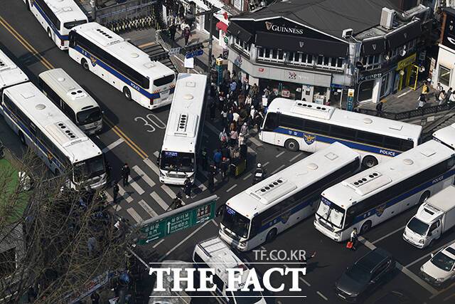 윤 대통령 탄핵심판 선고 당일인 4일 탄핵 찬반 시위 간 물리적 충돌과 폭력 사태가 발생할 것을 우려하면서 헌재와 광화문 인근 상점과 학교, 어린이집 등은 임시 휴업을 결정했고, 기업과 직장인들은 재택근무를 한다. /서예원 기자