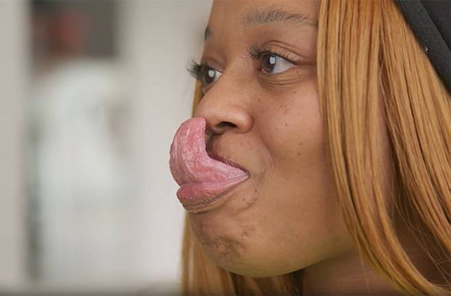 세계에서 가장 긴 혀를 가진 여성 샤넬 태퍼가 혀로 코를 만지는 모습./기네스 월드 레코드