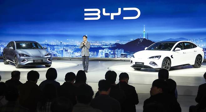 조인철 BYD 코리아 승용부문 대표가 3일 경기도 고양시 킨텍스에서 열린 '2025 서울모빌리티쇼 미디어데이' 행사에서 'BYD SEAL'을 소개하고 있다. /연합뉴스