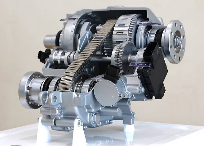 현대위아가 국내 최초로 개발한 2속 ATC의 절개품.