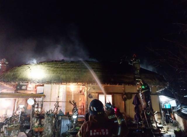 소방당국이 3일 경북 안동시 하회마을에서 발생한 화재를 진화하고 있다. 경북소방본부 제공