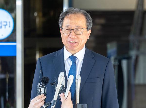 4·2 부산시교육감 재선거에서 당선된 김석준 교육감이 3일 교육청에 첫 출근해 취재진과 인터뷰하고 있다. 이원준 기자