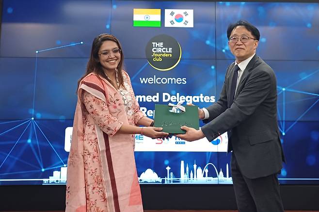 중기부 조경원 창업정책관이 2일(현지시간) 인도 액셀러레이터 '더 써클'의 네메시사 우자인(Nemesisa Ujjain) 부대표와 상호협력 방안을 논의한 뒤, 인사를 나누고 있다. /사진=중소벤처기업부