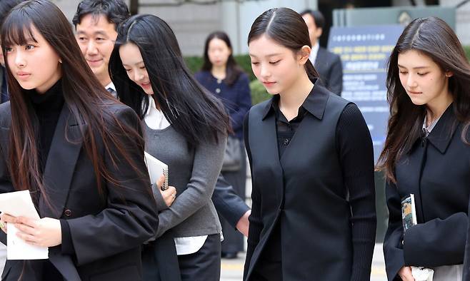 그룹 뉴진스(왼쪽부터 혜인, 하니, 해린, 다니엘)가 지난 3월 7일 서울 서초구 서울중앙지방법원에서 열린 ‘기획사 지위 보전 및 광고계약 체결 등 금지’ 가처분 첫 심문기일을 마친 뒤 법정을 나서고 있다. 뉴스1