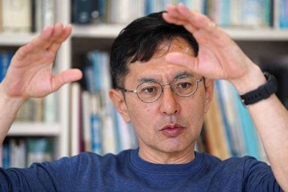 일본 도쿄의 스튜디오 지브리에서 미야자키 고로 매니징 디렉터가 AFP 통신과 인터뷰를 하고 있다. 고로는 일본 애니메이션 거장 미야자키 하야오 감독의 아들로 그 역시 애니메이션 감독과 제작자로 활동하고 있다. 고로는 인터뷰에서 “인공지능은 일본 애니메이션 아티스트의 직업을 빼앗을 위험이 있지만, 그 어떤 것도 ‘센과 치히로의 행방불명’ 같은 작품을 만든 미야자키 하야오를 재현할 수 없다”고 말했습니다. 2025.3.25. AFP 연합뉴스