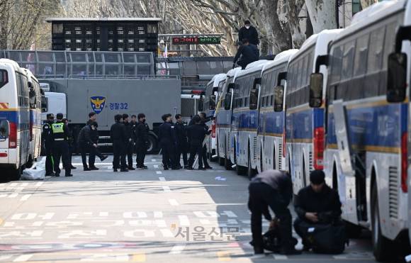 윤석열 대통령 탄핵심판 선고를 하루 앞둔 3일 서울 종로구 헌법재판소 주변에서 경찰 기동대가 차벽을 설치하고 돌발상황을 대비하고 있다. 홍윤기 기자