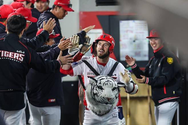 KIA 위즈덤이 2일 광주-기아챔피언스필드에서 열린 2025 KBO리그 삼성전에서 3회말 좌월 선제 2점홈런을 때린 뒤 동료들의 환호를 받고 있다. 위즈덤은 1사 1루 상황에서 최원태의 초구 커브를 놓치지 않고 그대로 잡아당겨 대포를 만들었다. 타구 속도는 무려 시속 171㎞가 나왔다. 사진제공|KIA 타이거즈