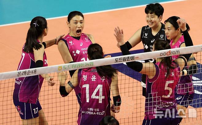 흥국생명 김연경(왼쪽에서 두번째)이 지난달 31일 인천 삼산월드체육관에서 열린 정관장과 2024~2025 V-리그 여자부 챔피언결정전 1차전에서 공격에 성공하자 기뻐하고 있다. /사진=뉴시스