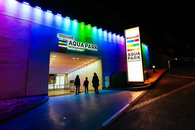 실내 아쿠아리움인 맥셀 아쿠아 파크 시나가와. 수달 공연, 돌고래 쇼 등으로 유명하다