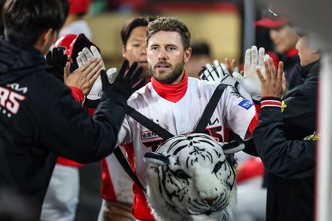 KIA 타이거즈 외국인 타자 패트릭 위즈덤이 2일 광주-KIA챔피언스필드에서 열린 2025 신한 SOL Bank KBO리그 삼성 라이온즈와의 시즌 1차전에 2번타자 겸 1루수로 선발 출전해 3타수 1안타(1홈런) 2타점 1볼넷을 기록했다. KIA 타이거즈