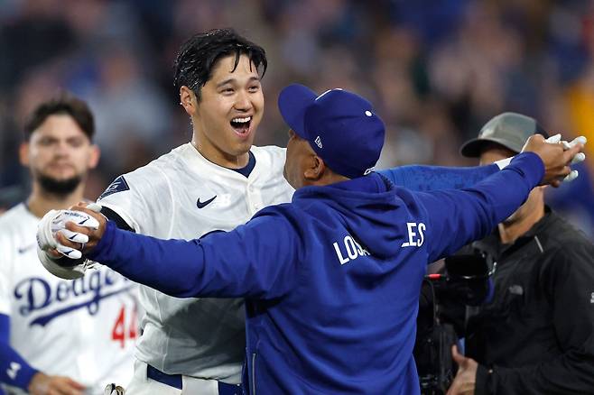 3일 미국 캘리포니아주 로스앤젤레스의 다저스타디움에서 열린 2025 미국프로야구 메이저리그 애틀랜타 브레이브스와 LA 다저스의 경기, 다저스가 오타니 쇼헤이의 끝내기 홈런에 힘입어 6:5 승리를 거두고 개막 8연승을 질주했다. 경기 종료 후 오타니가 데이브 로버츠 감독과 기쁨을 나누고 있다. AFP 연합뉴스