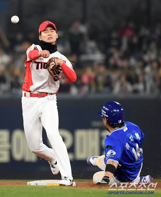 3일 광주 기아챔피언스필드에서 열린 KIA 타이거즈와 삼성 라이온즈의 경기. 3회초 1사 1루 삼성 김지찬 타구를 KIA 2루수 홍종표가 잡아 병살을 노리고 있다. 광주=박재만 기자 pjm@sportschosun.com/2025.04.03/