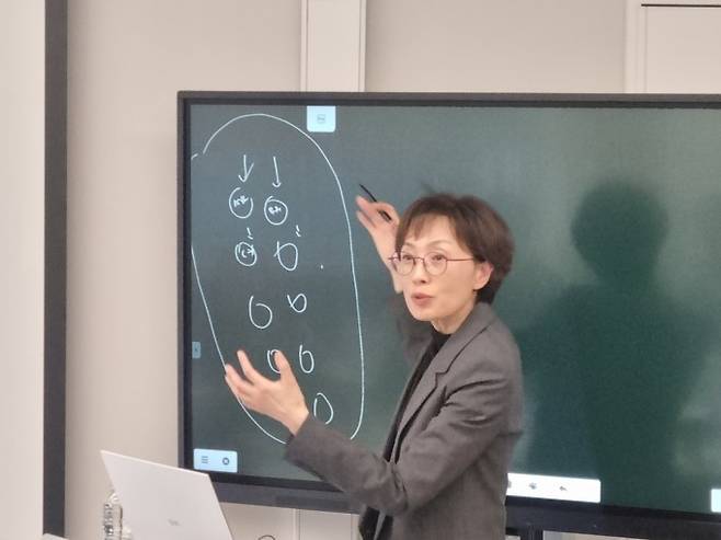 기초과학연구원(IBS) RNA연구단장을 맡고 있는 김빛내리 서울대 생명과학부 석좌교수가 지난 2일 서울 관악구 서울대학교에서 연구단의 mRNA 백신 작동원리 세계 최초 규명과 관련해 기자간담회를 하고 있다. IBS 제공