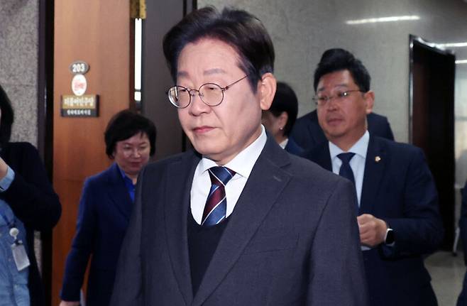 이재명 더불어민주당 대표가 2일 오전 서울 여의도 국회에서 비공개 최고위원회의를 마치고 광화문으로 출발하고 있다. 김경호 선임기자 jijae@hani.co.kr