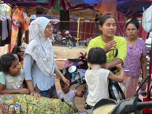 만달레이 찬 아예 타르잔 공터에 마련된 난민촌에 머무는 여성 쉬웨이(오른쪽 두 번째)가 기자에게 난민캠프 생활 어려움을 토로하고 있다. 만달레이(미얀마)=허경주 특파원
