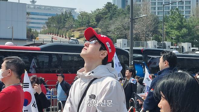 윤석열 전 대통령이 파면되자 서울 용산구 대통령실 앞에서 열린 탄핵 반대 집회 참가자가 낙담한 표정을 짓고 있다. 서현희 기자