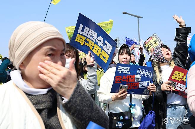 헌법재판소가 윤석열 대통령을 파면한 4일 서울 안국역 일대에서 시민들이 환호하고 있다. 한수빈 기자