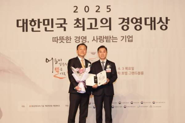 이민식 상상인 대표가 3일 열린 ‘2025 대한민국 최고의 경영대상’에서 유준원 상상인그룹 대표의 ‘사회공헌 경영 부문’ 고용노동부 장관상을 대리 수상하고 기념 사진을 촬영하고 있다. 상상인그룹 제공
