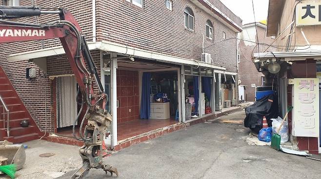 지난 3월31일부터 2일까지 파주 연풍리 일원 성매매 집결지에 위반건축물에 대한 8차 행정대집행이 진행되고 있다. /사진제공=파주시