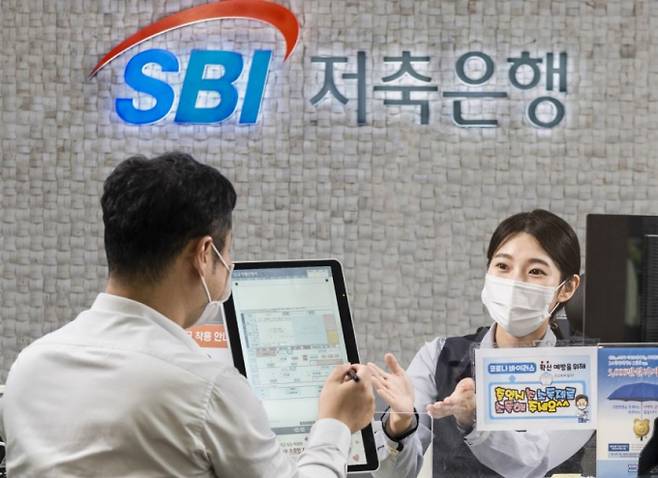 SBI저축은행은 ESG경영 일환으로 디지털 창구 업무 환경을 구축했다./사진=SBI저축은행