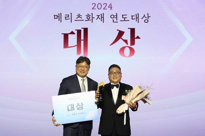 지난 3일 인천 영종 파라다이스시티에서 개최된 메리츠화재 'CY2024 연도대상'에서 호남3본부 신윤수 지점장(오른쪽)이 영예 대상을 수상했다./사진=메리츠화재
