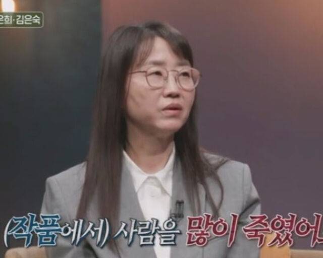 김은희 작가가 자신의 작품에 대해 설명하고 있다. / MBC '손석희의 질문들' 캡처